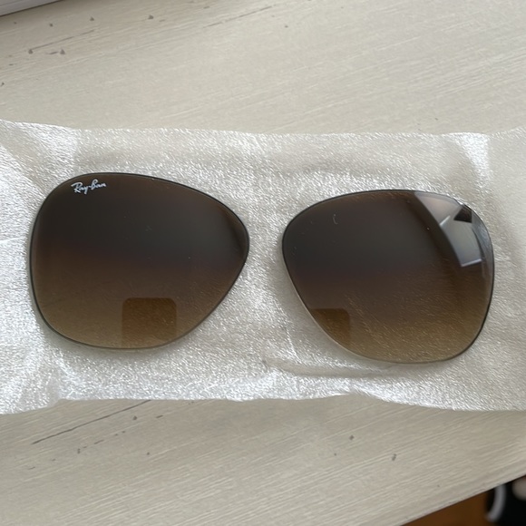 LIKE NEW Rayban unisex sunglasses - Picture 6 of 6